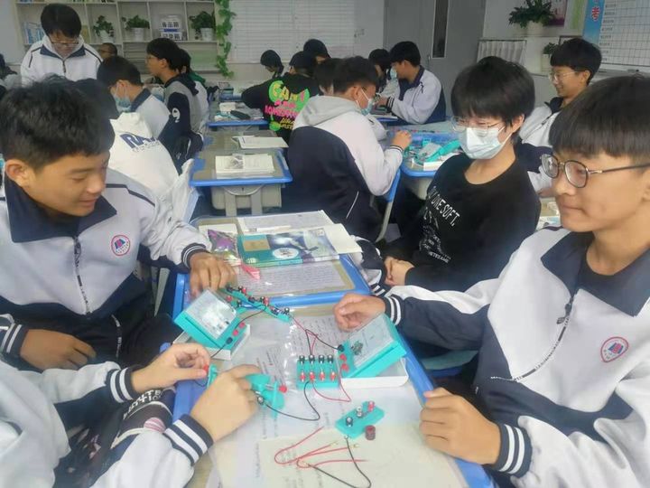 教师演示仪器光具座完成结构升级，刻度精度提升至 1 mm