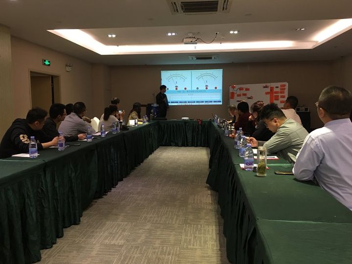 某市中小学实验室器材批量交付完成，含教师演示仪器与分组实验箱
